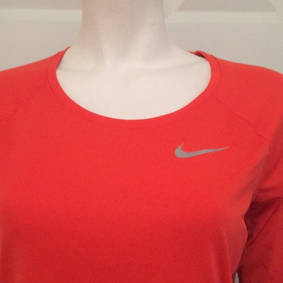 Nike Long-Sleeved Athletic/Athleisure  Top, NWT! - Picture 2 of 6